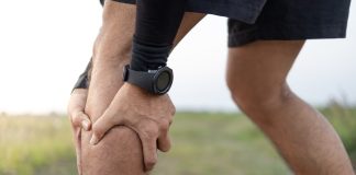 Crampes aux Jambes : Causes, Traitement & Prévention Personne tenant son mollet en raison d'une crampe musculaire pendant l'exercice en plein air