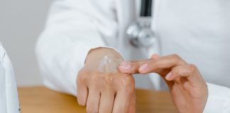 Eczéma : Causes, Symptômes, Types et Traitements Application d'une crème hydratante sur la main pour traiter l'eczéma.