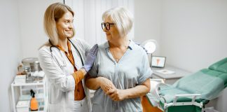 Conseils pour Perdre du Poids Pendant la Ménopause Médecin femme accompagnant une patiente ménopausée lors d'une consultation médicale dans un cabinet gynécologique