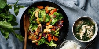 Tofu : Nutriments, Bienfaits, Inconvénients et Plus Poêlée de tofu aux légumes colorés (brocoli, poivrons, oignons rouges) servie avec riz blanc et soupe - repas équilibré asiatique végétarien riche en protéines