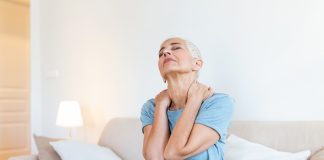 Asthénie : Causes, Symptômes et Traitements Efficaces Femme âgée souffrant d'asthénie et de douleurs cervicales, illustrant la fatigue et la faiblesse corporelle dans un cadre domestique.