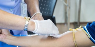 Cholestérol : Comprendre les taux et les chiffres Prélèvement sanguin pour analyse de cholestérol avec un professionnel de santé portant des gants