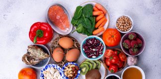 Collagène : Ce que c’est, types, fonction et bienfaits Aliments riches en nutriments soutenant la production de collagène : saumon, épinards, carottes, œufs, fruits, légumineuses, noix et agrumes disposés sur fond clair.