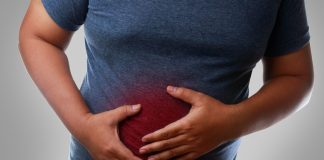 Ballonnements : Causes Courantes et Solutions Efficaces Personne souffrant de douleurs abdominales aiguës liées aux ballonnements, avec zone inflammatoire visible sur le ventre