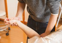 Massage de Drainage Lymphatique : Ce Que C’est & Ses Bienfaits Praticien effectuant un massage de drainage lymphatique doux sur l'avant-bras d'un patient pour stimuler la circulation et réduire l'œdème