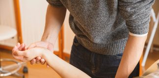 Massage de Drainage Lymphatique : Ce Que C’est & Ses Bienfaits Praticien effectuant un massage de drainage lymphatique doux sur l'avant-bras d'un patient pour stimuler la circulation et réduire l'œdème