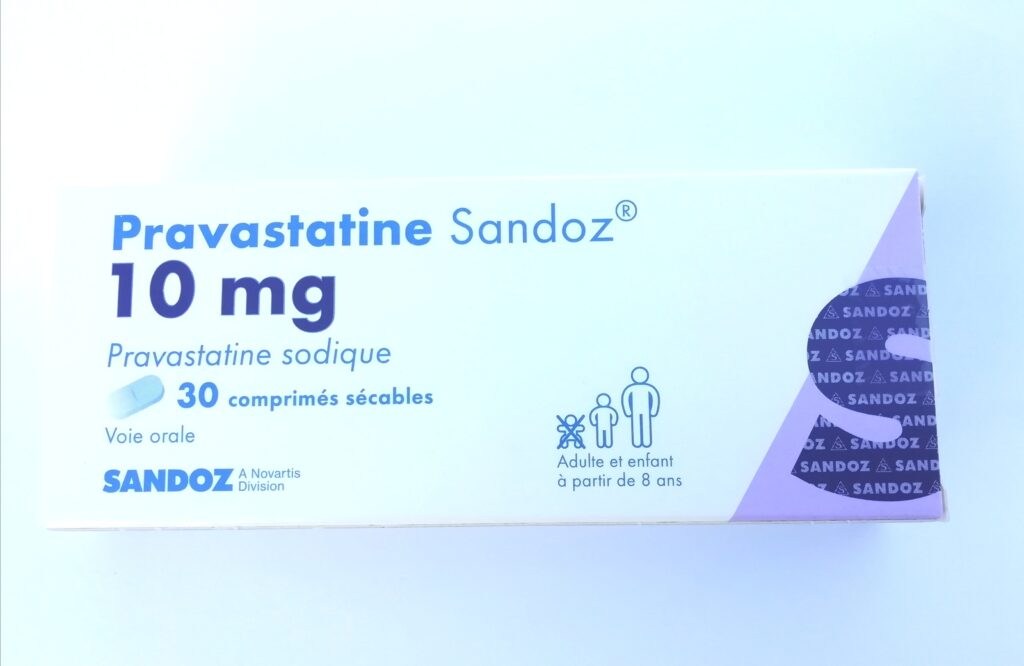 Photo d’une boîte de Pravastatine Sandoz 10 mg, contenant 30 comprimés sécables, utilisée pour réduire le cholestérol et prévenir les maladies cardiaques.